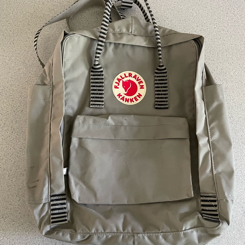 Fjallraven Kånken Grey Backpack with Adjustable Straps